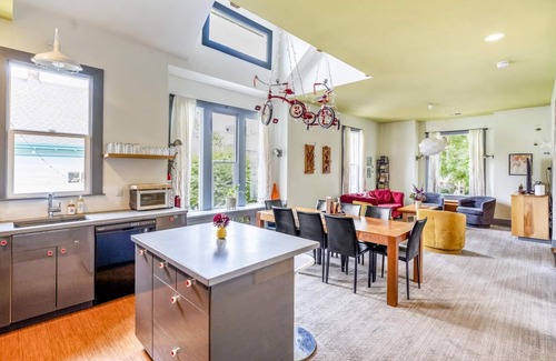 Alberta House | Ideally Located, Modern & Artistic Large House ~ Pets Welcome!