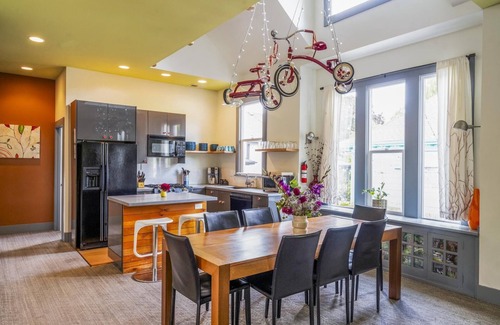 Alberta House | Ideally Located, Modern & Artistic Large House ~ Pets Welcome!