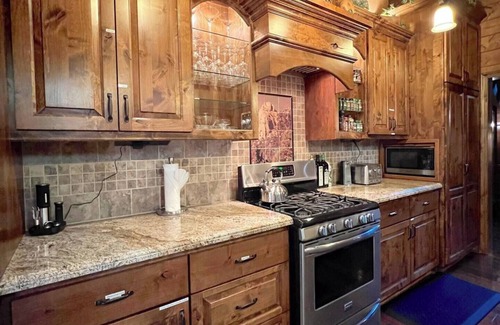 Idyllwild Cabin | Idyll-Lodge Executive Retreat on Strawberry Creek, Spa, AC, 1.5 Acre, 3 King Bed, Secluded!