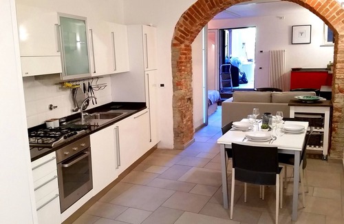 San Terenzo Apartment | Idyllic air-conditioned apartment with private garden, by the sea