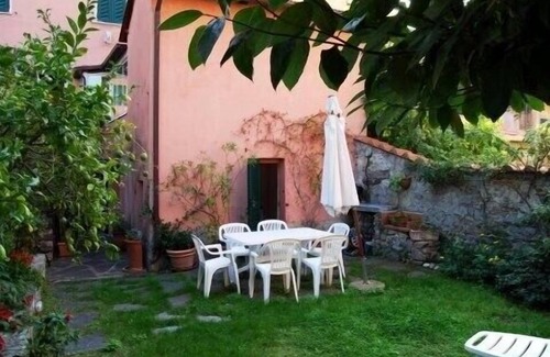 San Terenzo Apartment | Idyllic air-conditioned apartment with private garden, by the sea