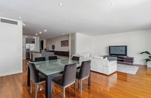 Mandurah Apartment | Idyllic Canal Retreat for Family-Little Italy: Dolphins