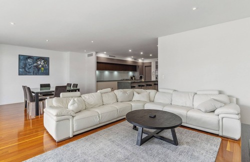 Mandurah Apartment | Idyllic Canal Retreat for Family-Little Italy: Dolphins