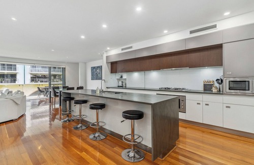 Mandurah Apartment | Idyllic Canal Retreat for Family-Little Italy: Dolphins