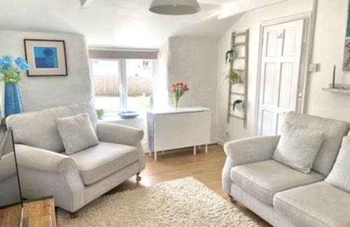 Truro House | Idyllic Cornish Cottage, Superking bed, private garden dogs welcome