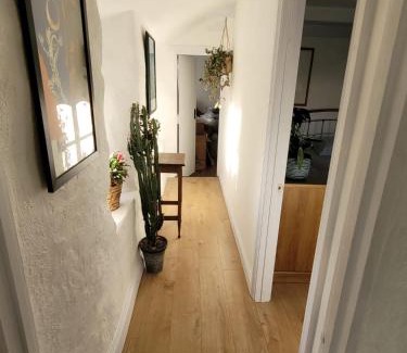 Truro House | Idyllic Cornish Cottage, Superking bed, private garden dogs welcome