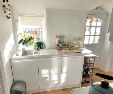 Truro House | Idyllic Cornish Cottage, Superking bed, private garden dogs welcome