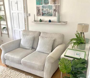 Truro House | Idyllic Cornish Cottage, Superking bed, private garden dogs welcome