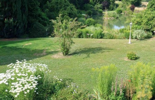 Les Authieux-du-Puits Cottage | Idyllic Duplex with Terrace, Garden, WiFi, and Private Pond in Les Authieux-du-Puits.