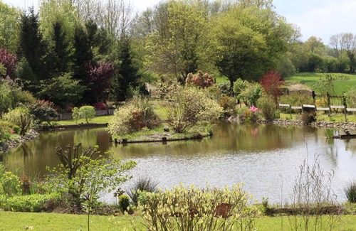 Les Authieux-du-Puits Cottage | Idyllic Duplex with Terrace, Garden, WiFi, and Private Pond in Les Authieux-du-Puits.