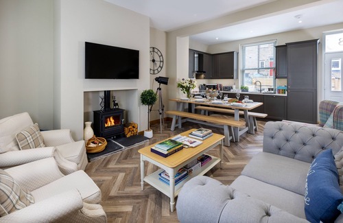 Ilkley House | Ilkley House ** Sleeps 10 ** with Parking