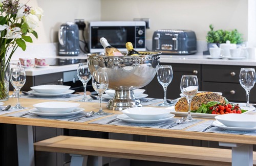 Ilkley House | Ilkley House ** Sleeps 10 ** with Parking