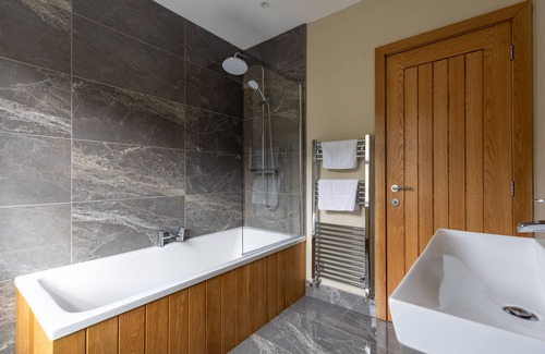 Ilkley House | Ilkley House ** Sleeps 10 ** with Parking