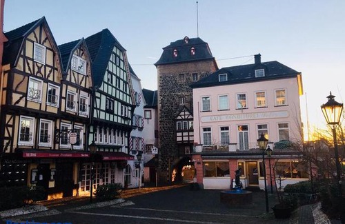 Linz am Rhein Apartment | Im kleinen Stil l