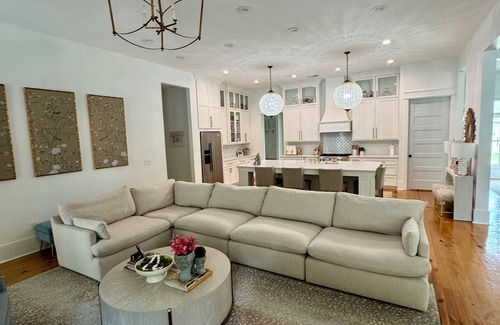 Oxford House | IMMACULATE 5 bedroom home in one of Oxfords most desired neighborhoods w/a pool