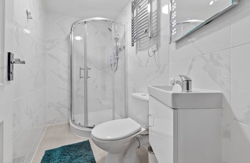 Penge Apartment | Immaculate Ensuite Room Crystal Palace London Se20