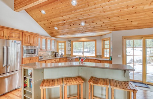 Deer Park House | Immaculate Single Level 4 Bedroom Home with Hot Tub and SHARC Passes!