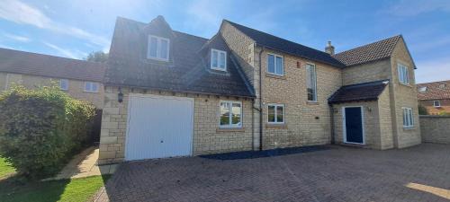 Holme House | Immense 6 bed with massive garden right on A1