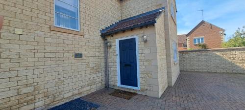 Holme House | Immense 6 bed with massive garden right on A1