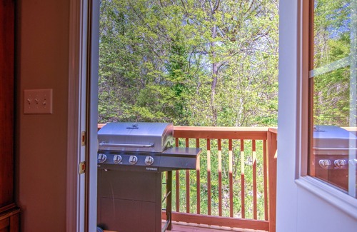 Bluff City House | Immerse yourself in the beautiful setting of the tranquil riverside by staying in our 3BR 2Bath home