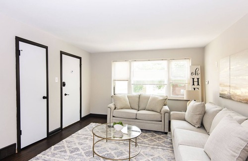 St. Louis Hills Apartment | Impeccable 1-Bedroom Apartment with Street Parking