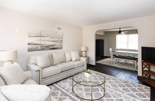 St. Louis Hills Apartment | Impeccable 1-Bedroom Apartment with Street Parking