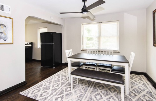 St. Louis Hills Apartment | Impeccable 1-Bedroom Apartment with Street Parking