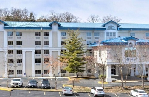 Branson Theater District Apartment | Impeccable Studio w Pool in Oak Ridge at Branson