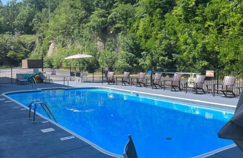 Branson Theater District Apartment | Impeccable Studio w Pool in Oak Ridge at Branson