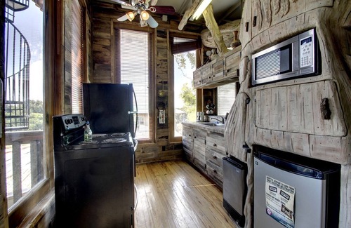 New Braunfels Cabin | Impressive Tree House near the Guadalupe River in New Braunfels, Texas