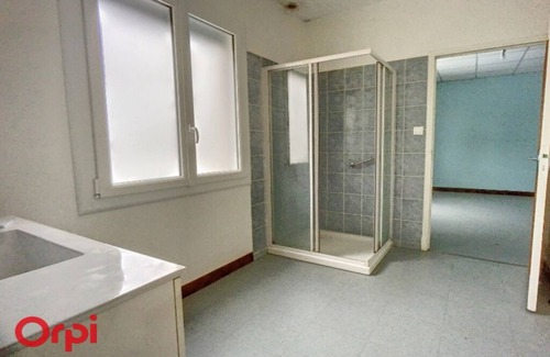 Montmarault Bed & Breakfast | In Montmarault, L'Arbre de Vie offers 2 beds and 2 bathrooms.