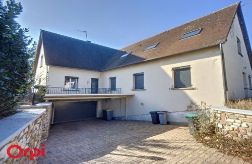 Montmarault Bed & Breakfast | In Montmarault, L'Arbre de Vie offers 2 beds and 2 bathrooms.