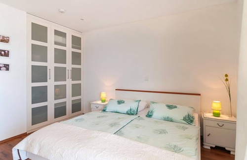 Pisak Apartment | In the heart of Dalmatia and between the lively towns of Omi.