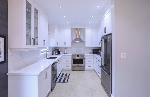 Vaughan House | In the Heart of Vaughan minutes to Vaughan Mills Shopping Center 1 Parking