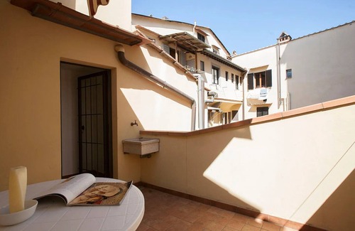 Santo Spirito Apartment | IN THE HISTORIC CENTER OF FLORENCE-MINUTES FROM PIAZZA DELLA REPUBBLICA & DUOMO