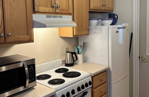 Bar Harbor Apartment | In-Town Bar Harbor, One Bedroom, Huckleberry Suit