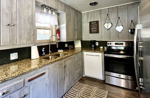 Chelan House | In-Town Escape: Pet-Friendly, Hot Tub, 3-Min Walk to Don Morse Park (waterfront)