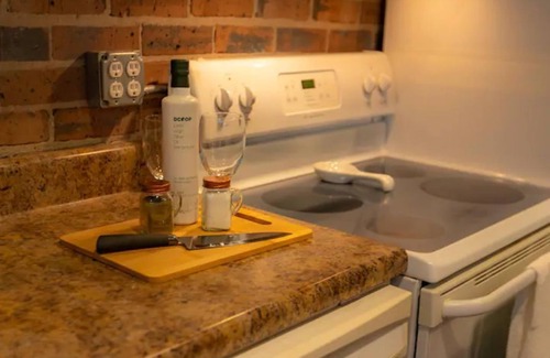 Laurel Apartment | Incognito #3 : located 1 block from The Scotsman