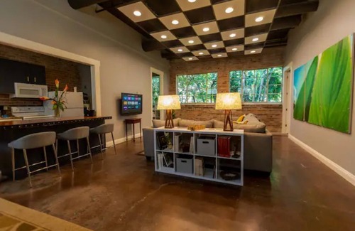 Laurel Apartment | Incognito #3 : located 1 block from The Scotsman