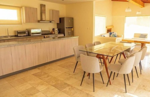 Centro House | Increíble Propiedad con Inmenso Jardín y Alberca!