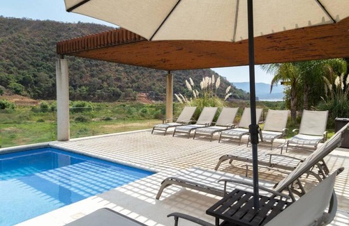 Centro House | Increíble Propiedad con Inmenso Jardín y Alberca