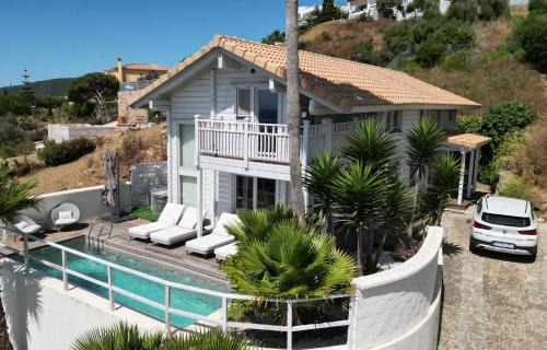 Cabrita House | Increíble Villa de madera con vistas al mar
