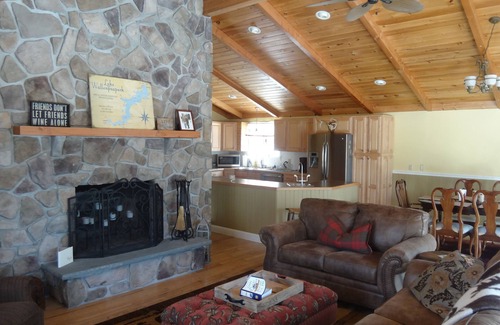 Greentown House | Incredible Getaway ~ Lake Wallenpaupack