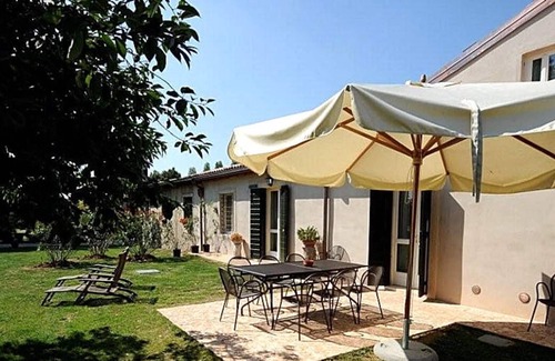 Peschiera del Garda Villa | Independent villa on resort with pool