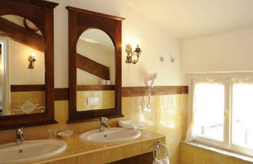 Peschiera del Garda Villa | Independent villa on resort with pool