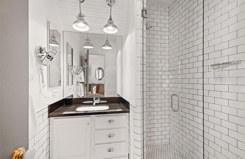 Downtown Hotel | Independence Square 305, Remodeled, 3rd Floor Hotel Room in Aspen's Best Location