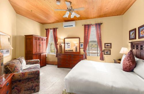 Downtown Hotel | Independence Square 308, Top Floor Hotel Room with Ideal Downtown Location