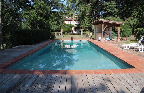 Serignac House | Independent cottage in park with large pool