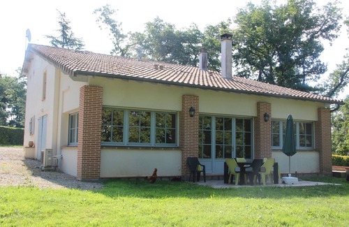 Serignac House | Independent cottage in park with large pool