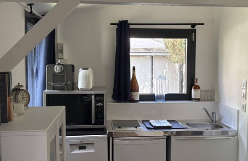 Marnes-la-Coquette Apartment | Independent studio + garden. 5 min walk to Jardy, 15 min to La Défense by train.